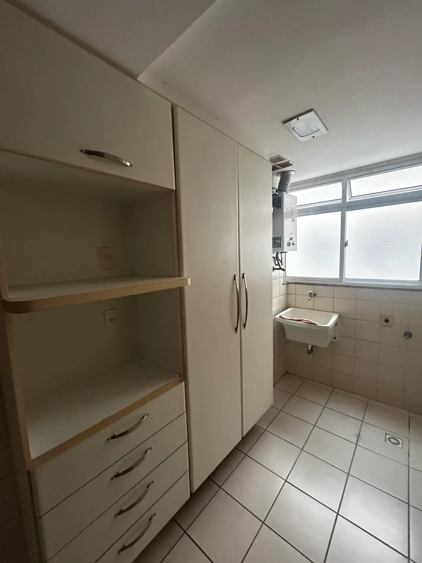 Glass-enclosed balcony in a 3-bedroom apartment, 100 m²