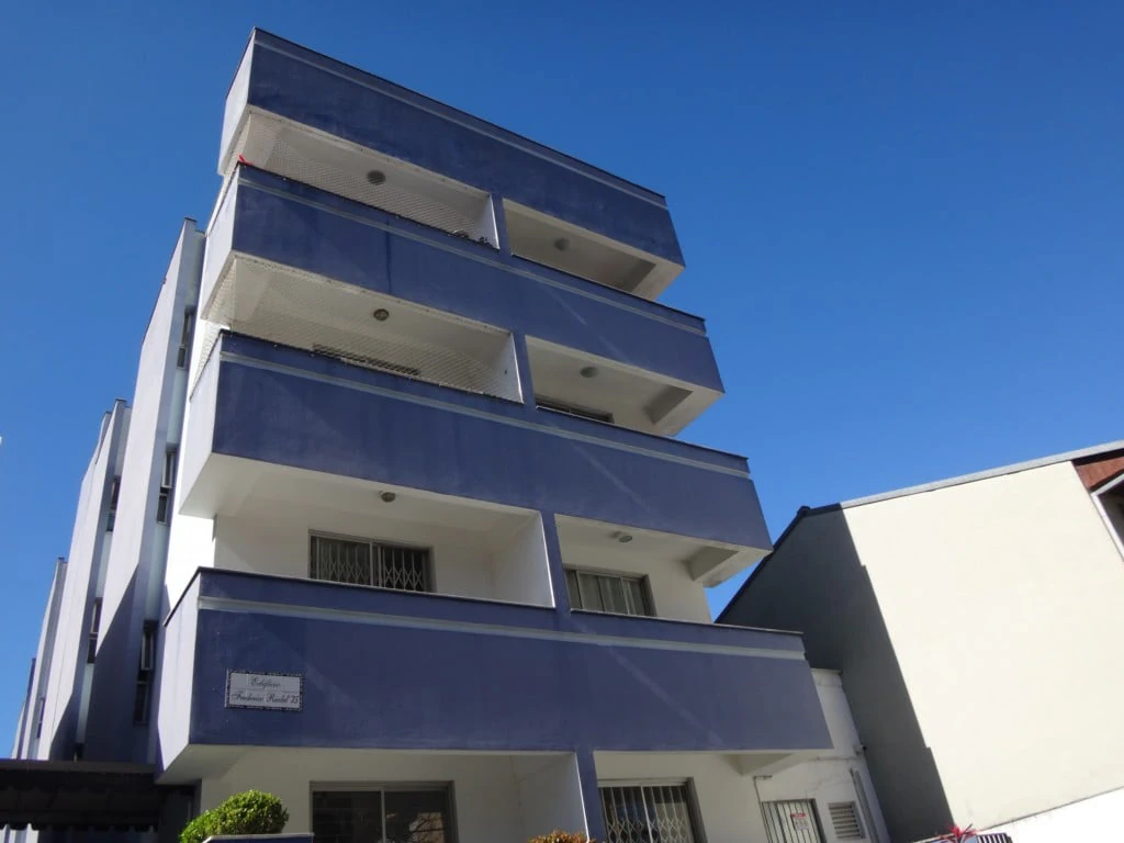 Balcony with a grill in a one-bedroom apartment, 72 m² — photo 10