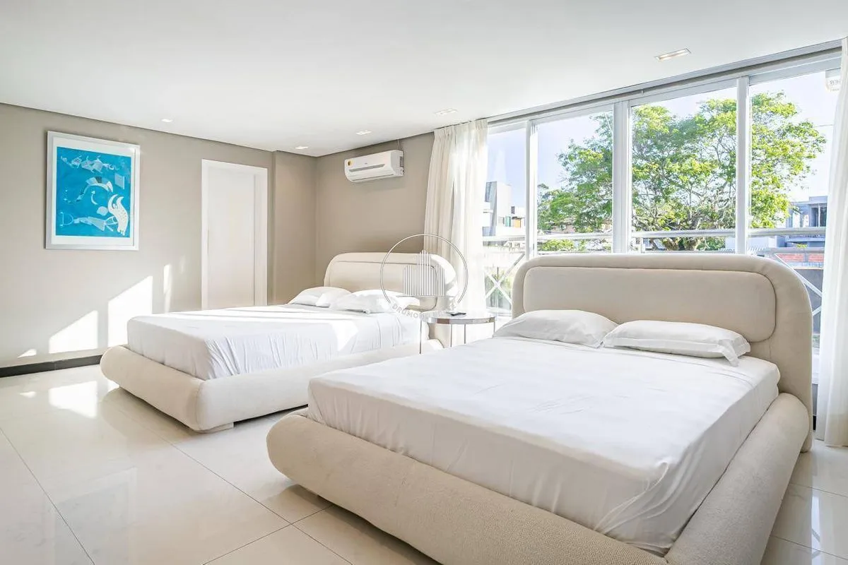House with 6 en-suite bedrooms, 800 m² and 4 parking spots — photo 9