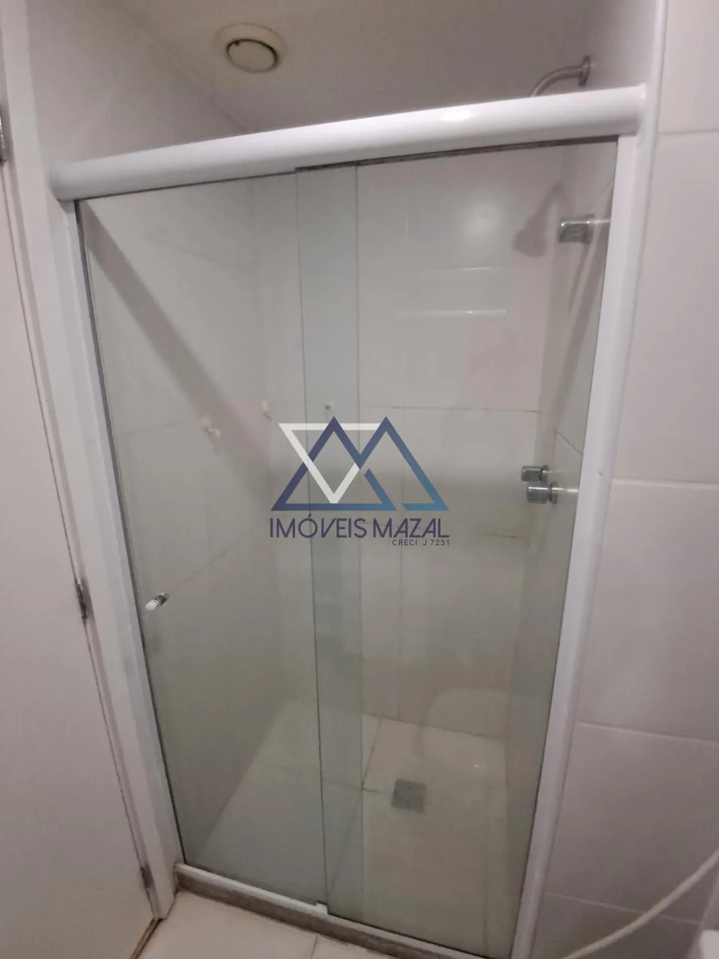 Квартира 70 м² с застеклённым балконом и камином — photo 28