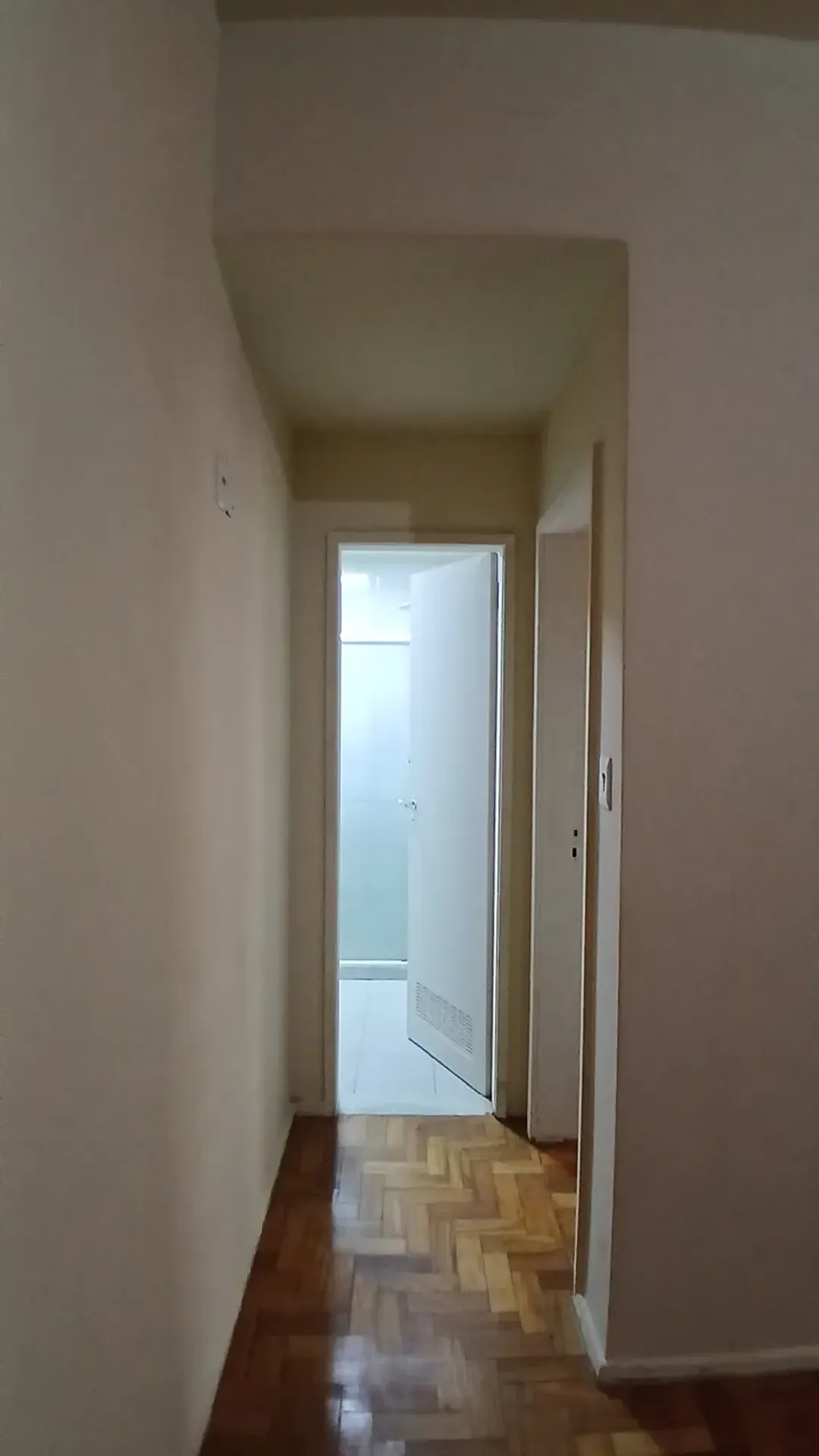 Walk-in closet in a one-bedroom apartment, 45 m² — photo 15