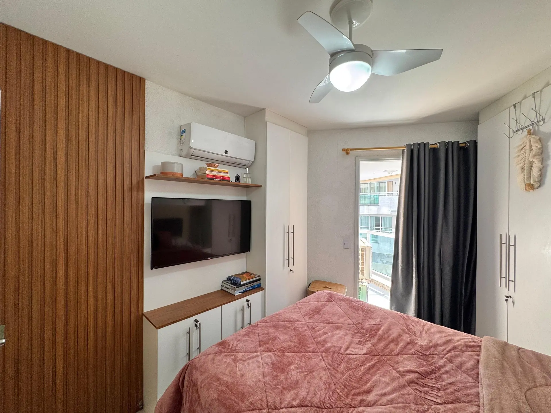 Furnished 1-bedroom apartment with a glass balcony — photo 6