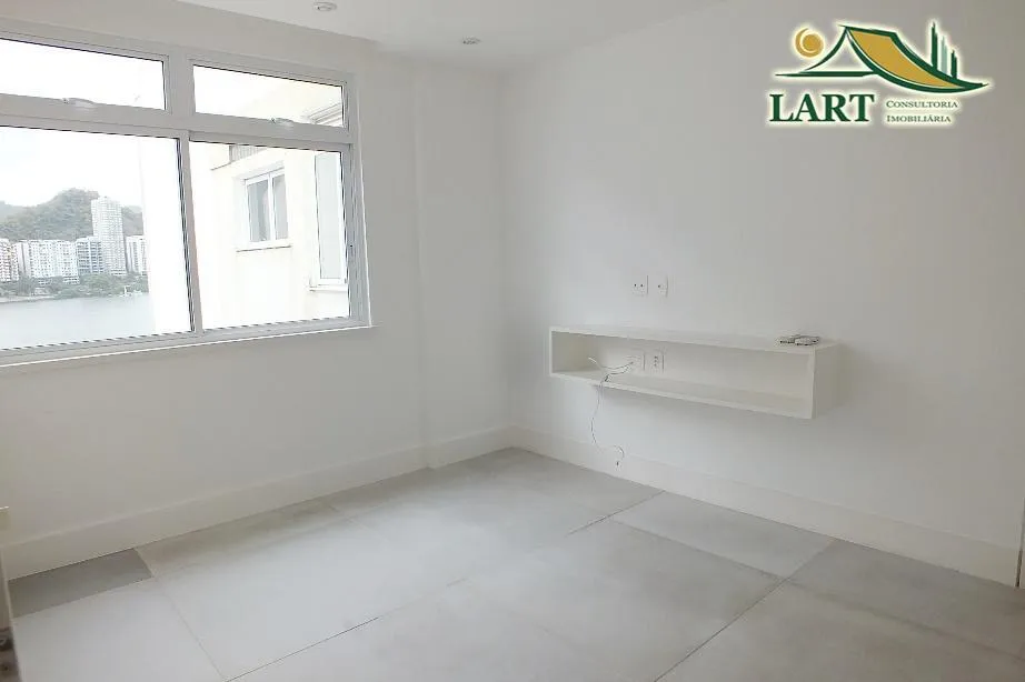 3-bedroom apartment in a building with a pool — photo 30