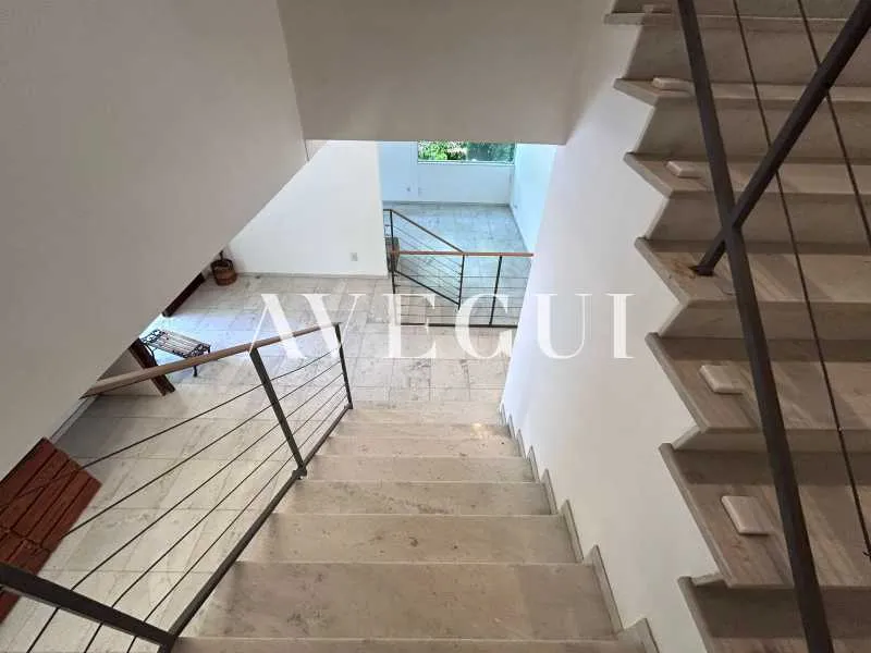 600 m² house with 4 bedrooms and a closed kitchen — photo 11