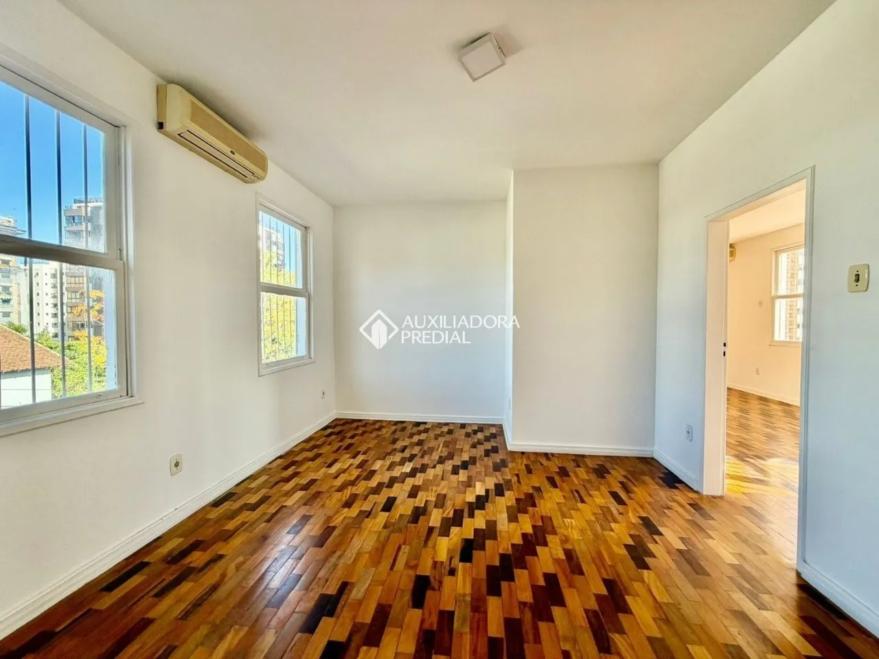 Робоче місце та 5 спалень: будинок 320 м² — photo 4