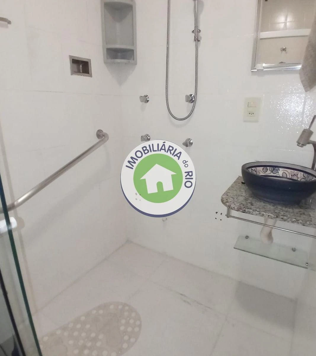 3-bedroom, 2-bath apartment with no parking space — photo 11