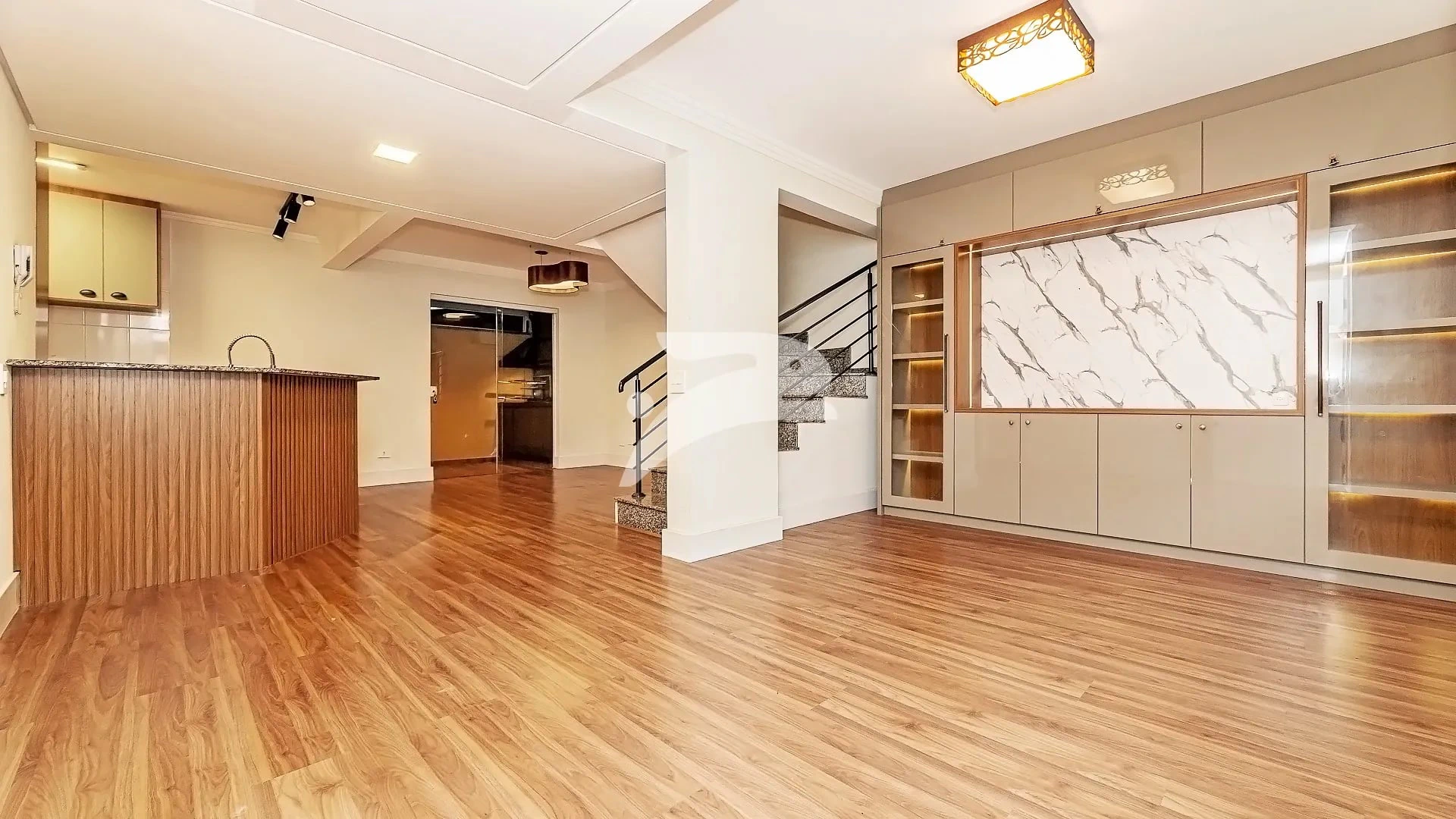 Balcony with a grill in a 3-bedroom house, 168 m²