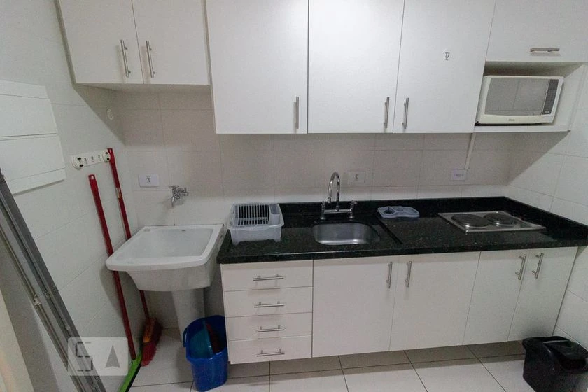 Furnished 1-bedroom apartment with en-suite bath and pets — photo 11