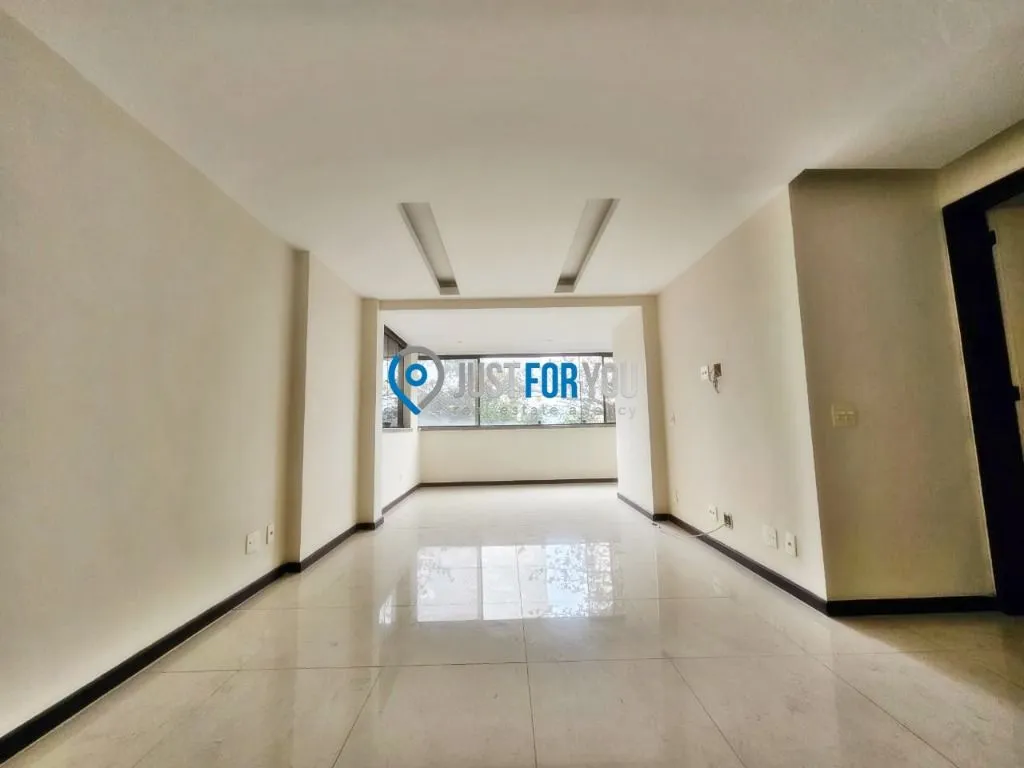 Apartamento com 3 dormitórios e varanda fechada de vidro — photo 13