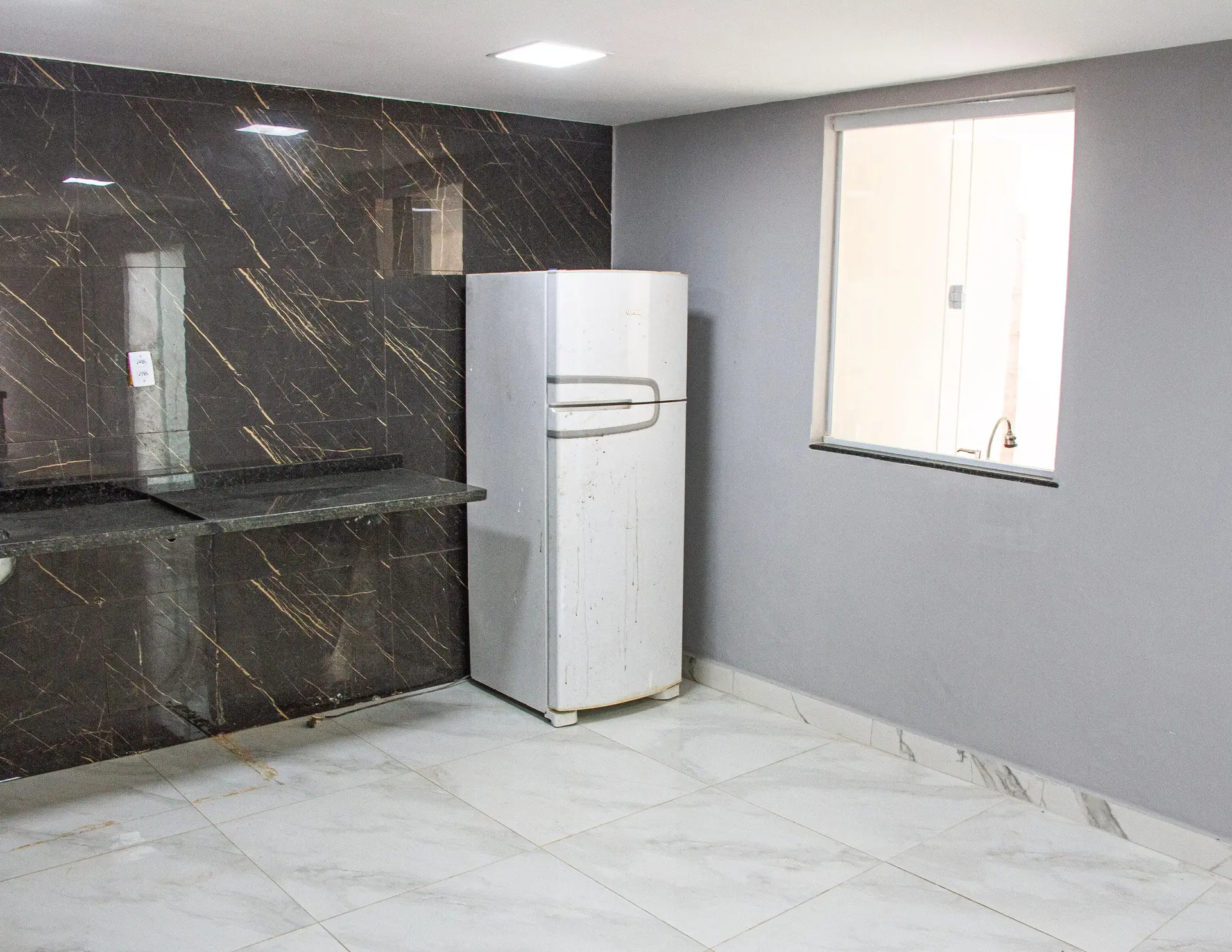 Casa de 4 dormitorios con cocina abierta y nevera