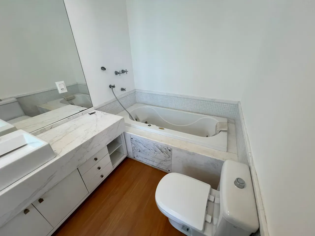 Unfurnished apartment with 4 bedrooms and 5 bathrooms — photo 40