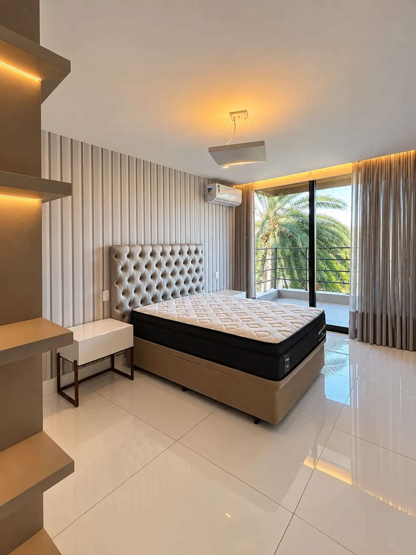 Furnished house, 980 m², with floor-to-ceiling windows — photo 4