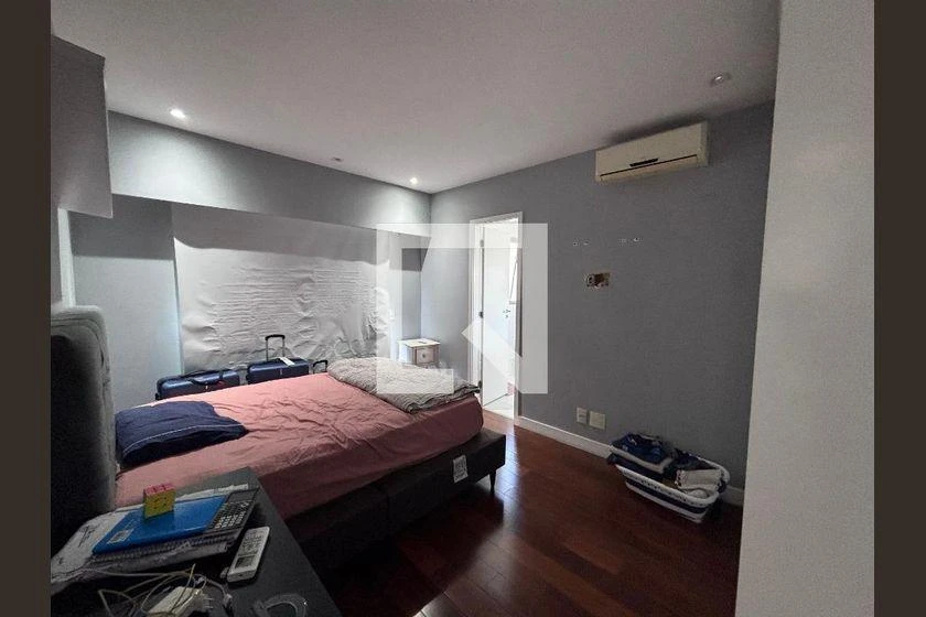 206 m² apartment with 4 en-suite bedrooms and glass balcony — photo 12