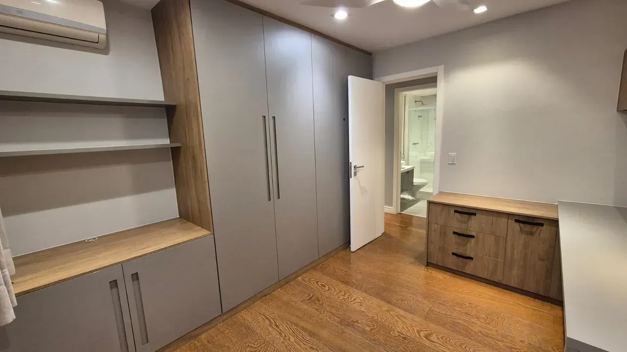 Apartment with 3 bedrooms and modern open-plan kitchen — photo 15