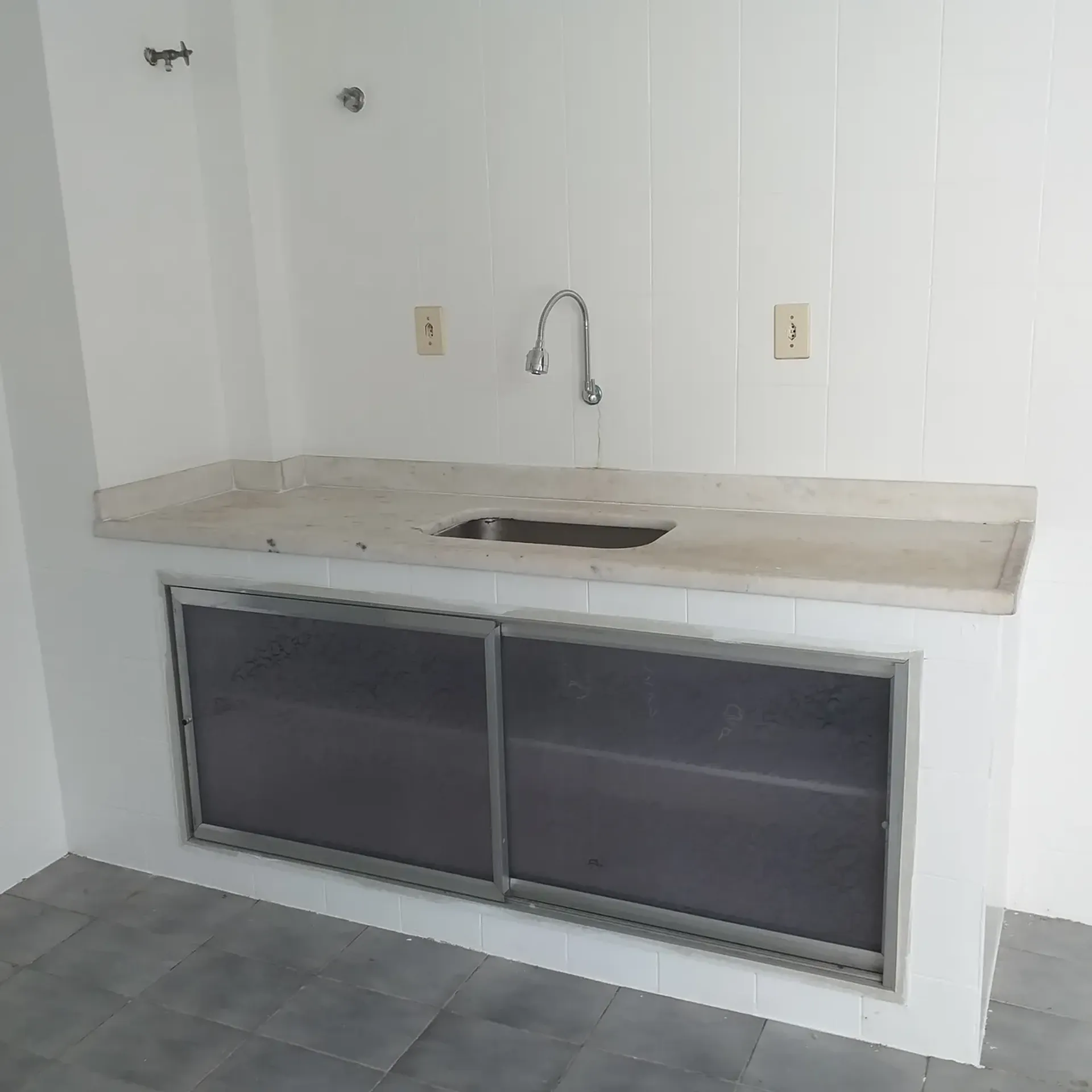 60 m² apartment with 2 bedrooms and a glass shower — photo 24