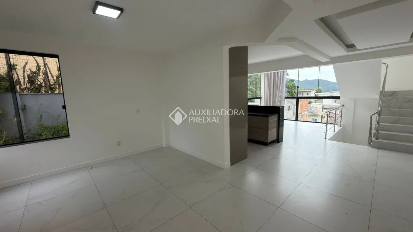 Casa mobiliada com 4 dormitórios e 2 suítes, 642 m²