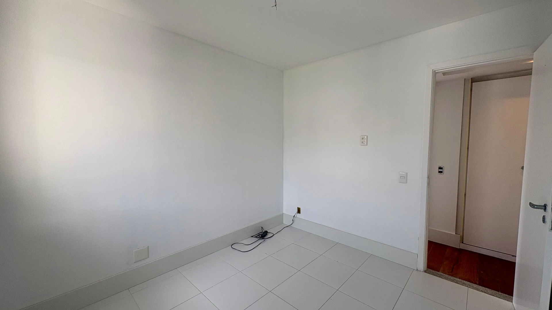 3-bedroom apartment with a glass-enclosed balcony — photo 30