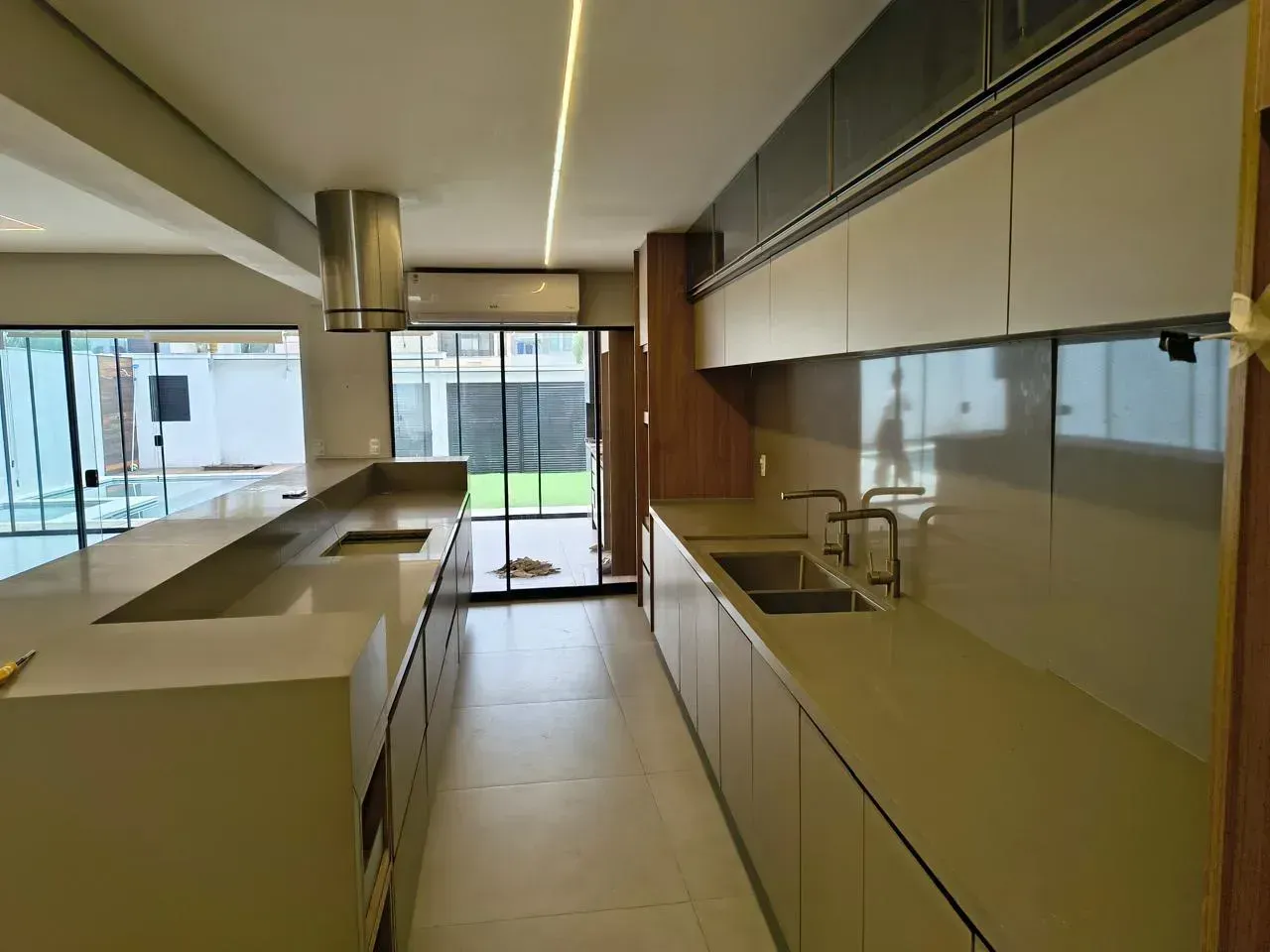 360 m² house with 4 bedrooms and open-plan kitchen — photo 2