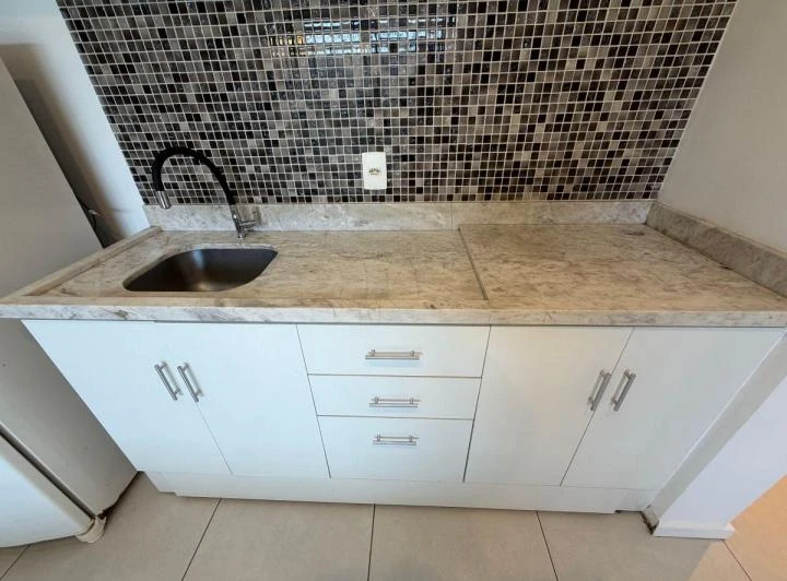 Apartamento de 1 quarto com cozinha aberta e banheiro moderno — photo 2
