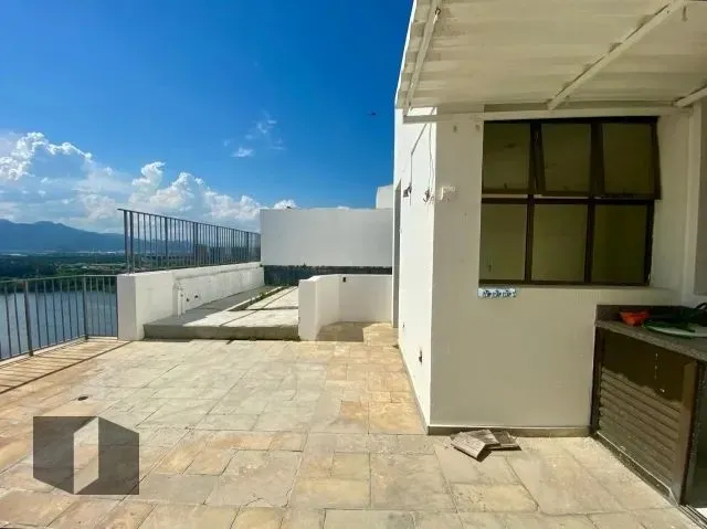 Unfurnished apartment with a glass-enclosed balcony — photo 7