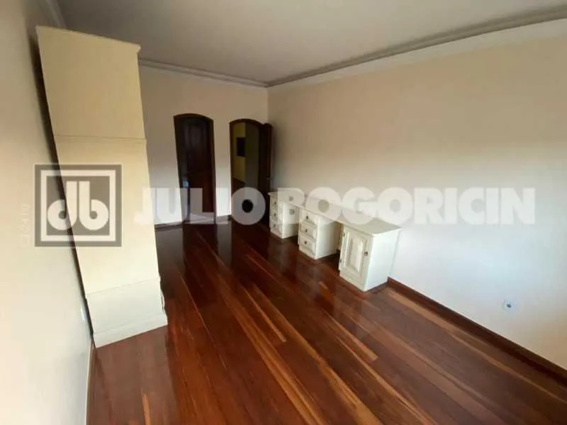 Condo house with 5 bedrooms and 4 bathrooms — photo 16