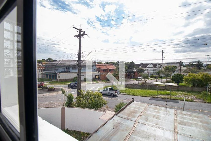 3-bedroom house with a glass-enclosed balcony — photo 12