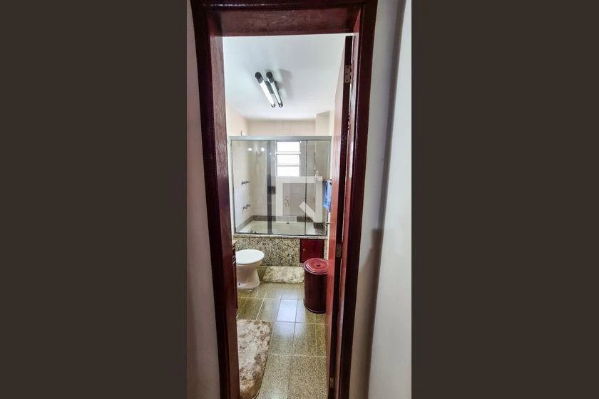 3-bedroom apartment with a bathtub — photo 4