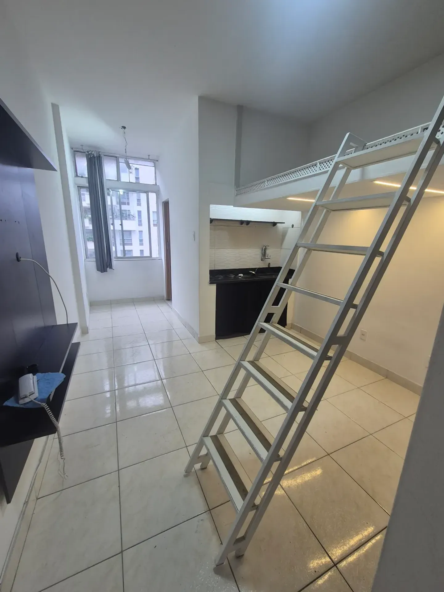 Apto loft com mezanino e cozinha compacta — photo 2