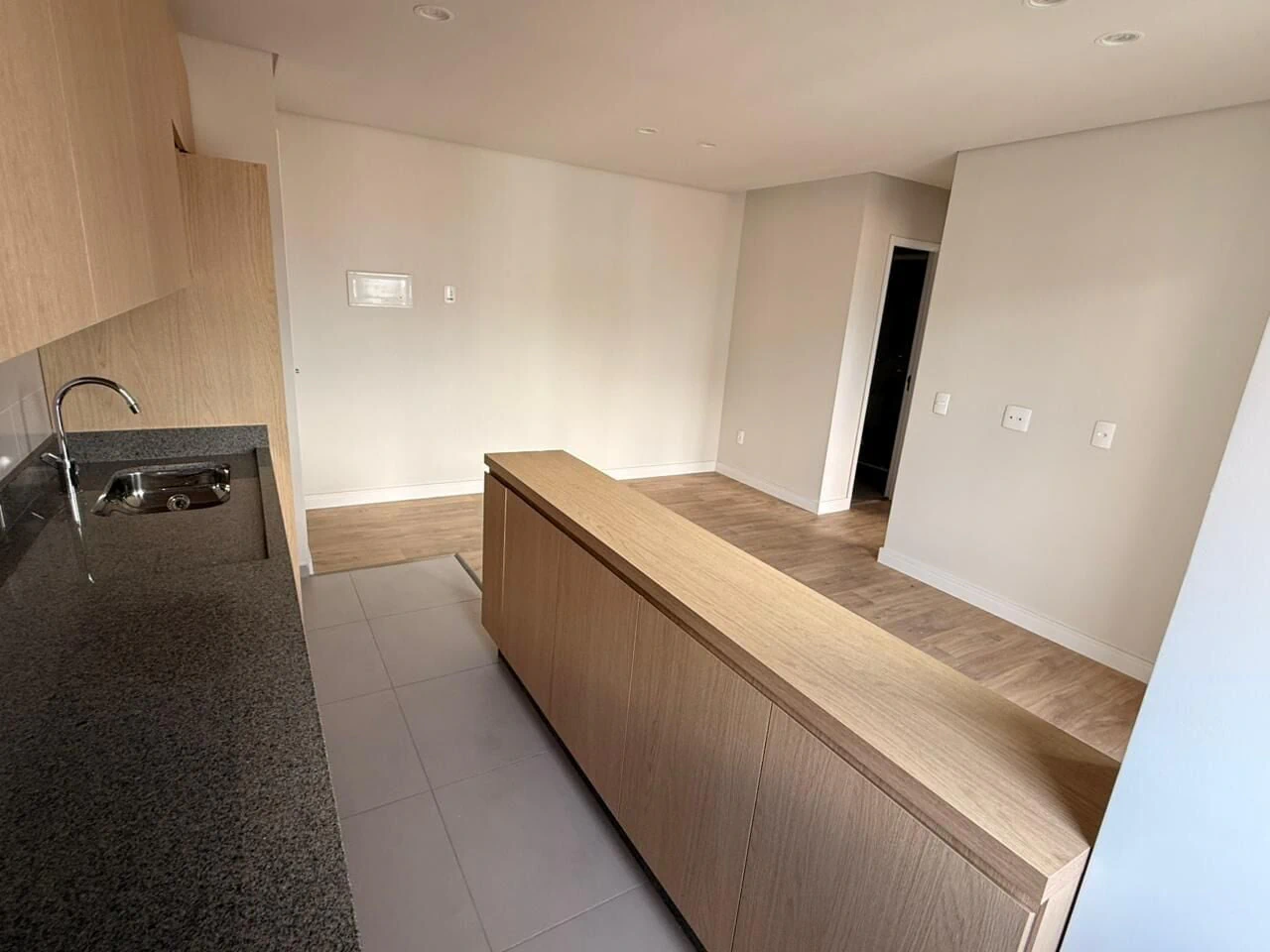 Balcony with a grill in a 2-bedroom apartment, 49 m² — photo 15