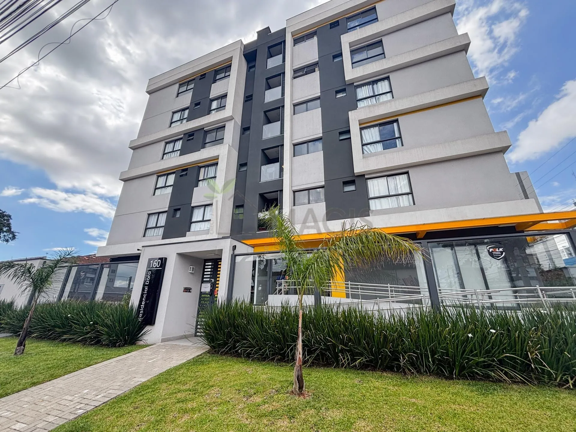 Balcony with a grill in a one-bedroom apartment, 30 m² — photo 8