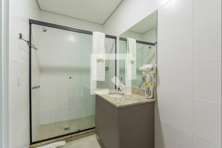 Furnished 1-bedroom apartment with open-plan kitchen — photo 8