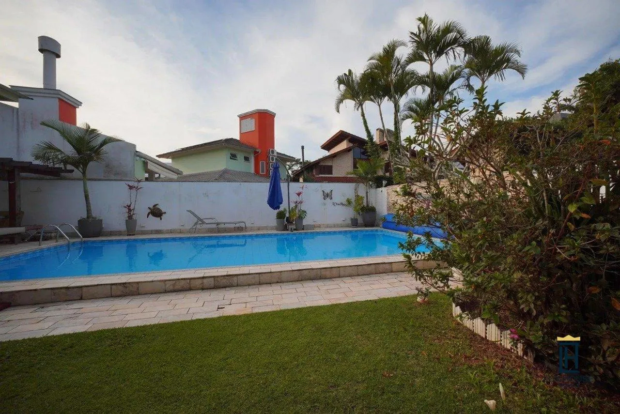 Casa de 3 dormitorios con ventanales de piso a techo — photo 25