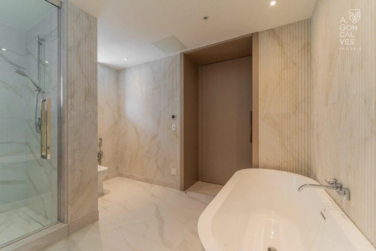 Furnished apartment with 3 en-suite bedrooms and 4 parking — photo 24