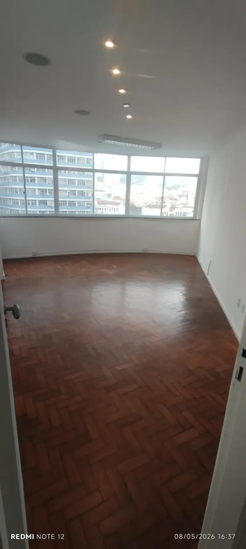 Unfurnished 1-bedroom apartment with floor-to-ceiling windows — photo 12