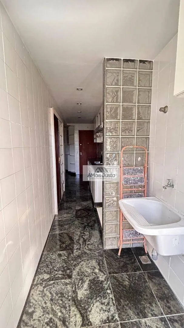 4-bedroom apartment in a building with a pool — photo 46