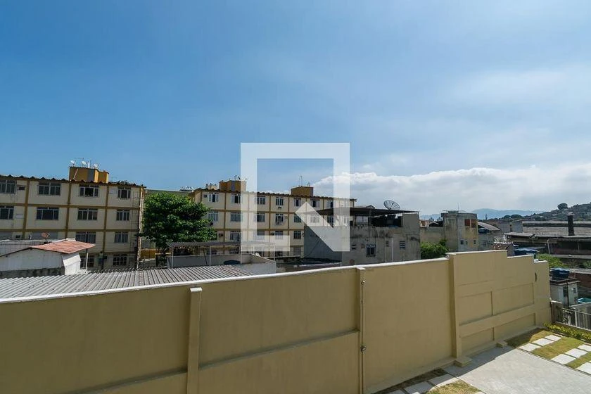 2-bedroom apartment in a building with a pool — photo 5