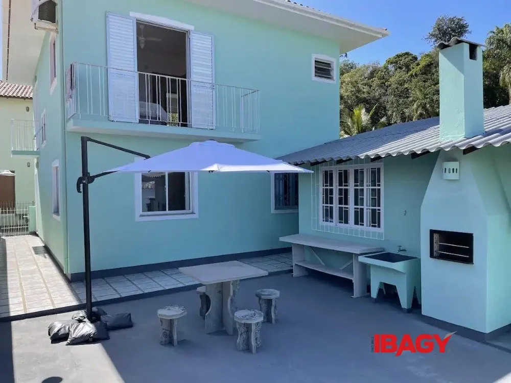 3-bedroom house with a water view in Florianópolis — photo 45