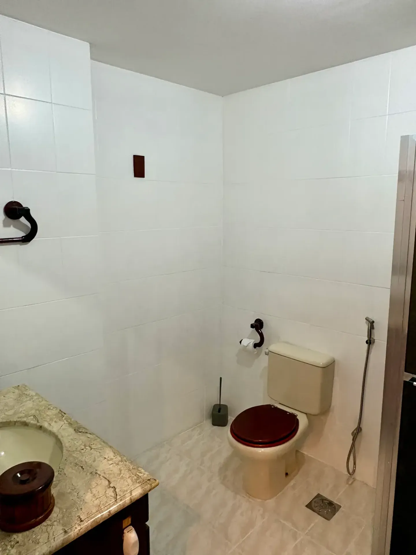 Casa com 3 suítes e 5 banheiros, com 3 vagas