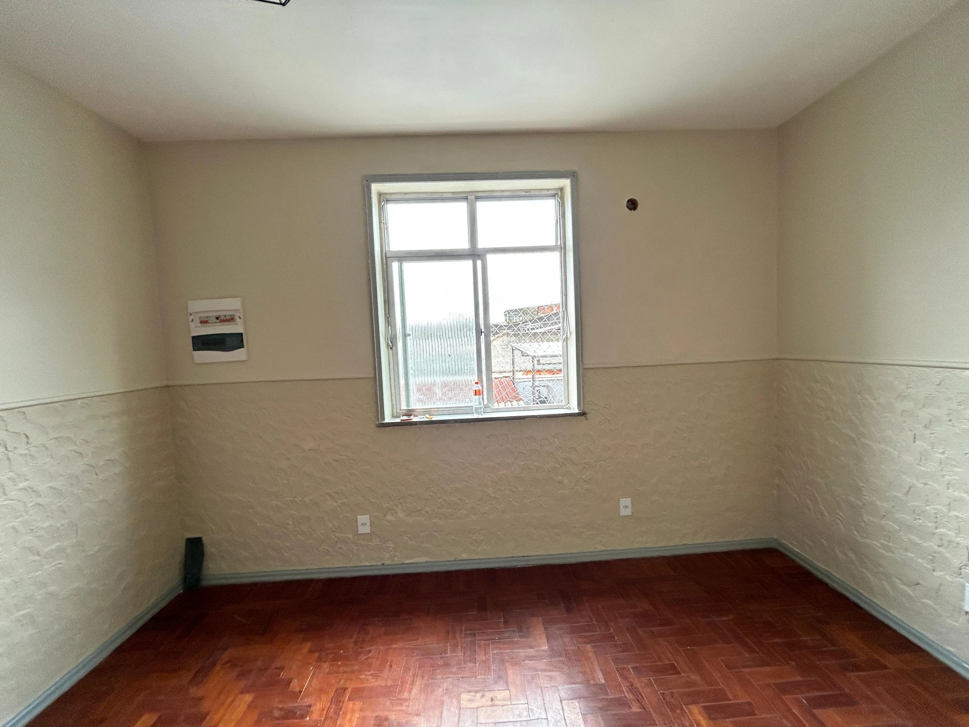 Casa de 2 quartos com piso de madeira ou laminado — photo 22