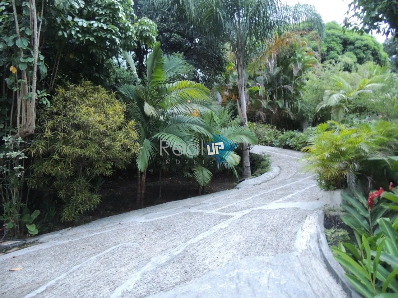House with 3 bedrooms and 600 m² plus private BBQ terrace — photo 60