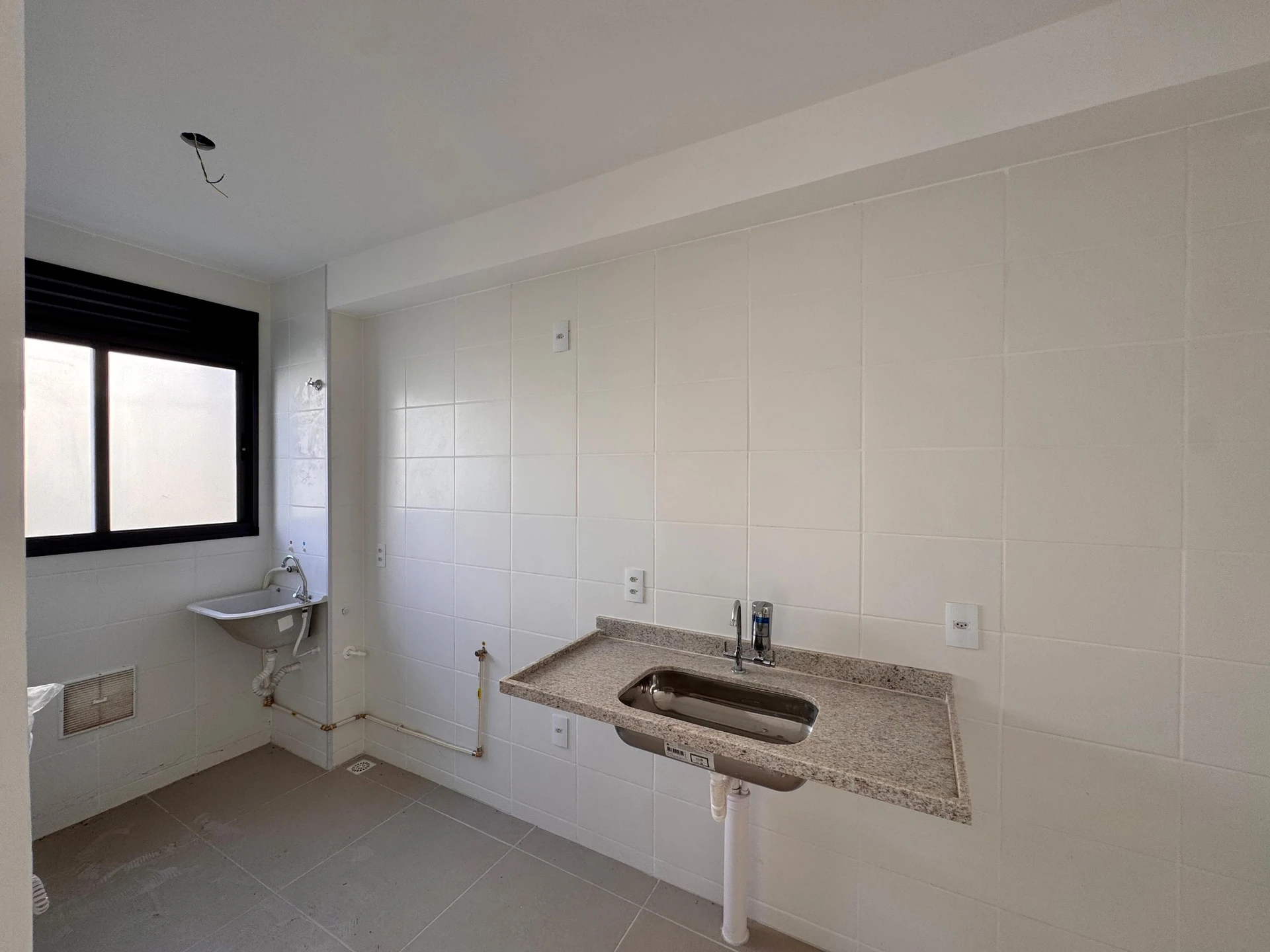 Unfurnished 2-bedroom apartment with parking and balcony — photo 6