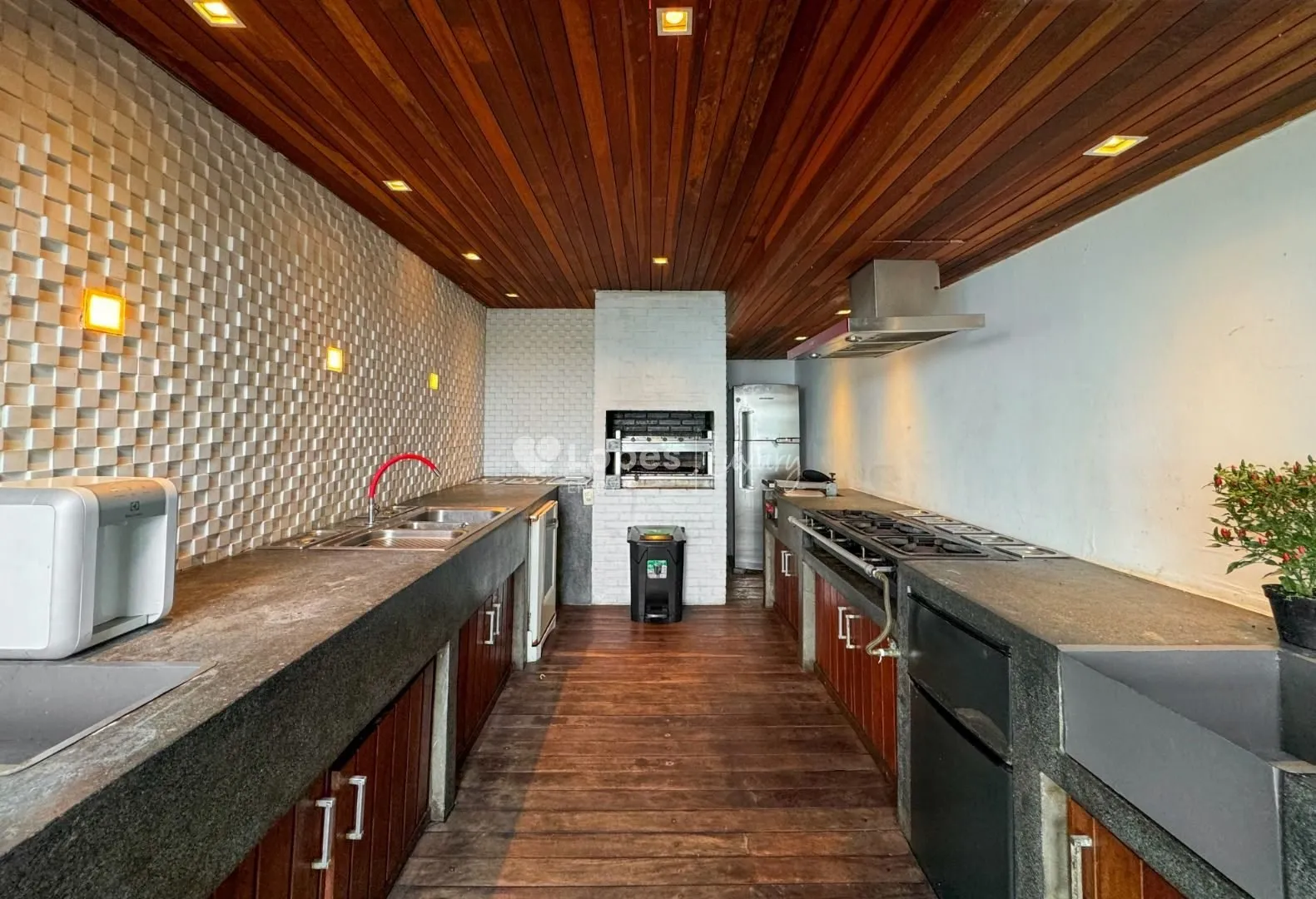 House with 5 en-suite bedrooms, 8 baths and 3 parking — photo 26