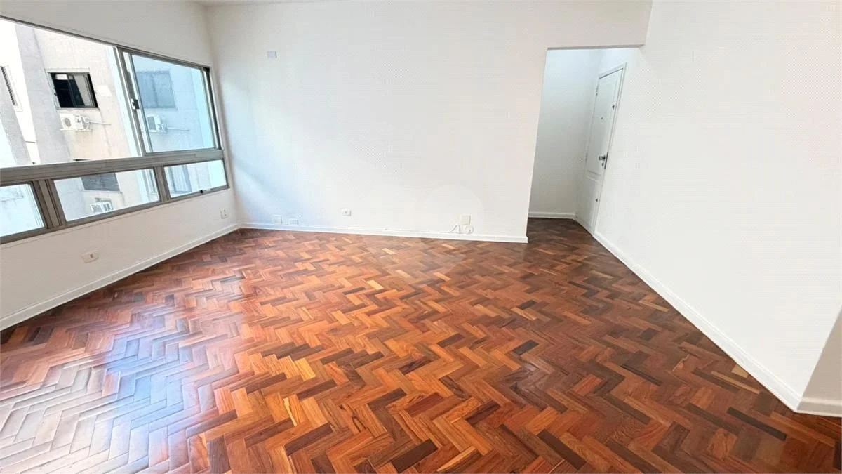 Wood or laminate floors in a 3-bedroom apartment, 91 m² — photo 21