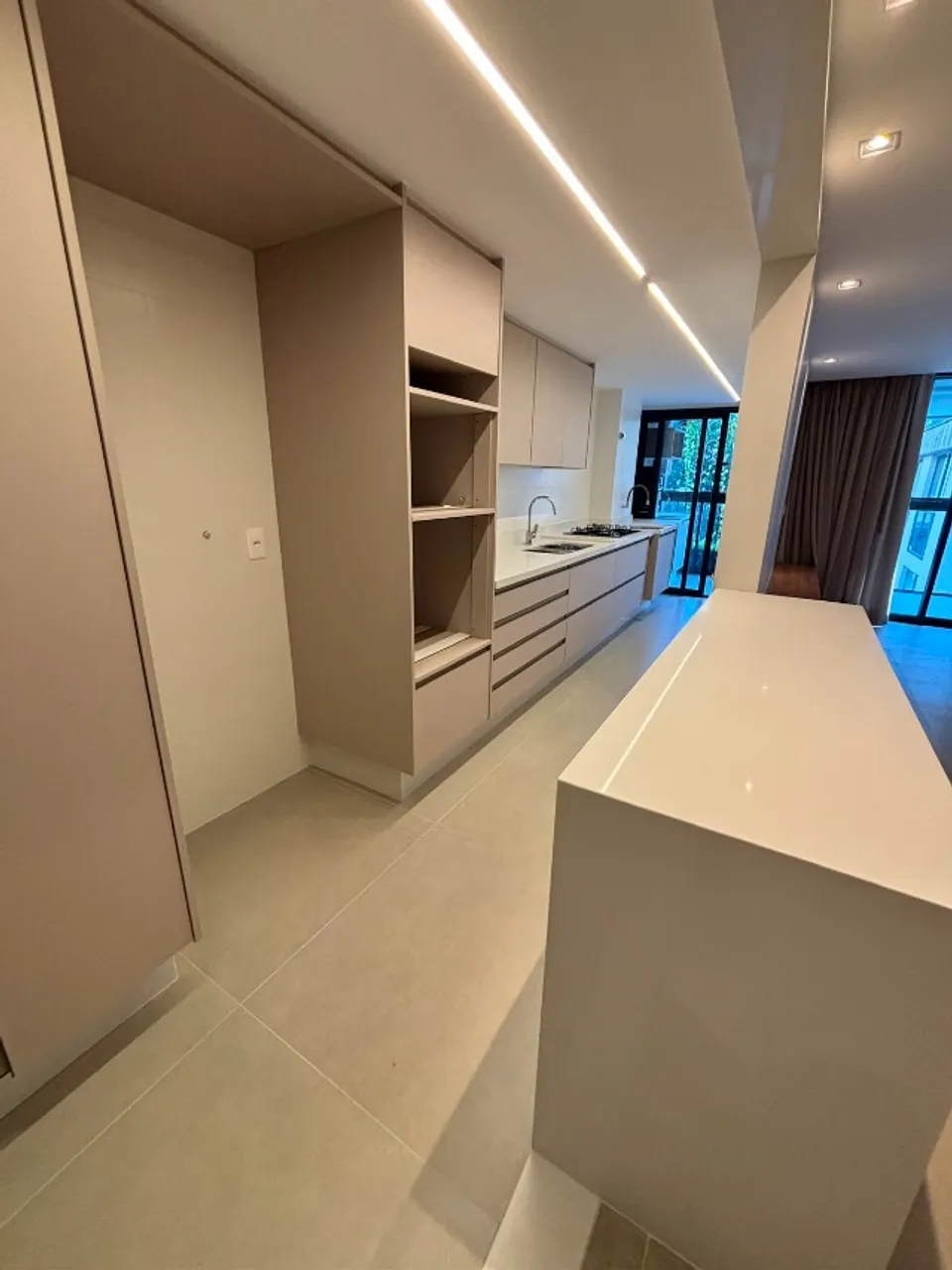 3-bedroom apartment with closed kitchen and gas stove — photo 9
