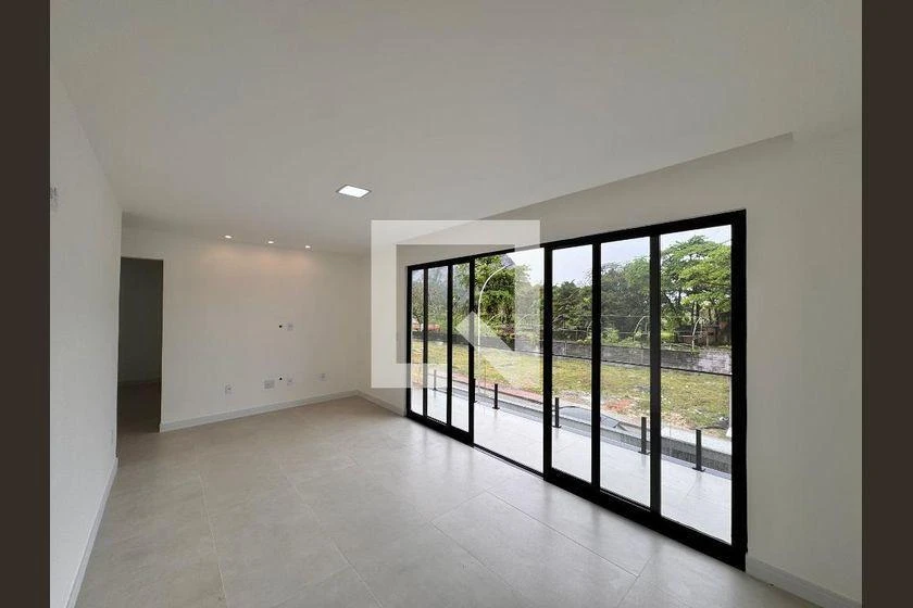 Rental house with 4 bedrooms and 222 m², balcony — photo 19