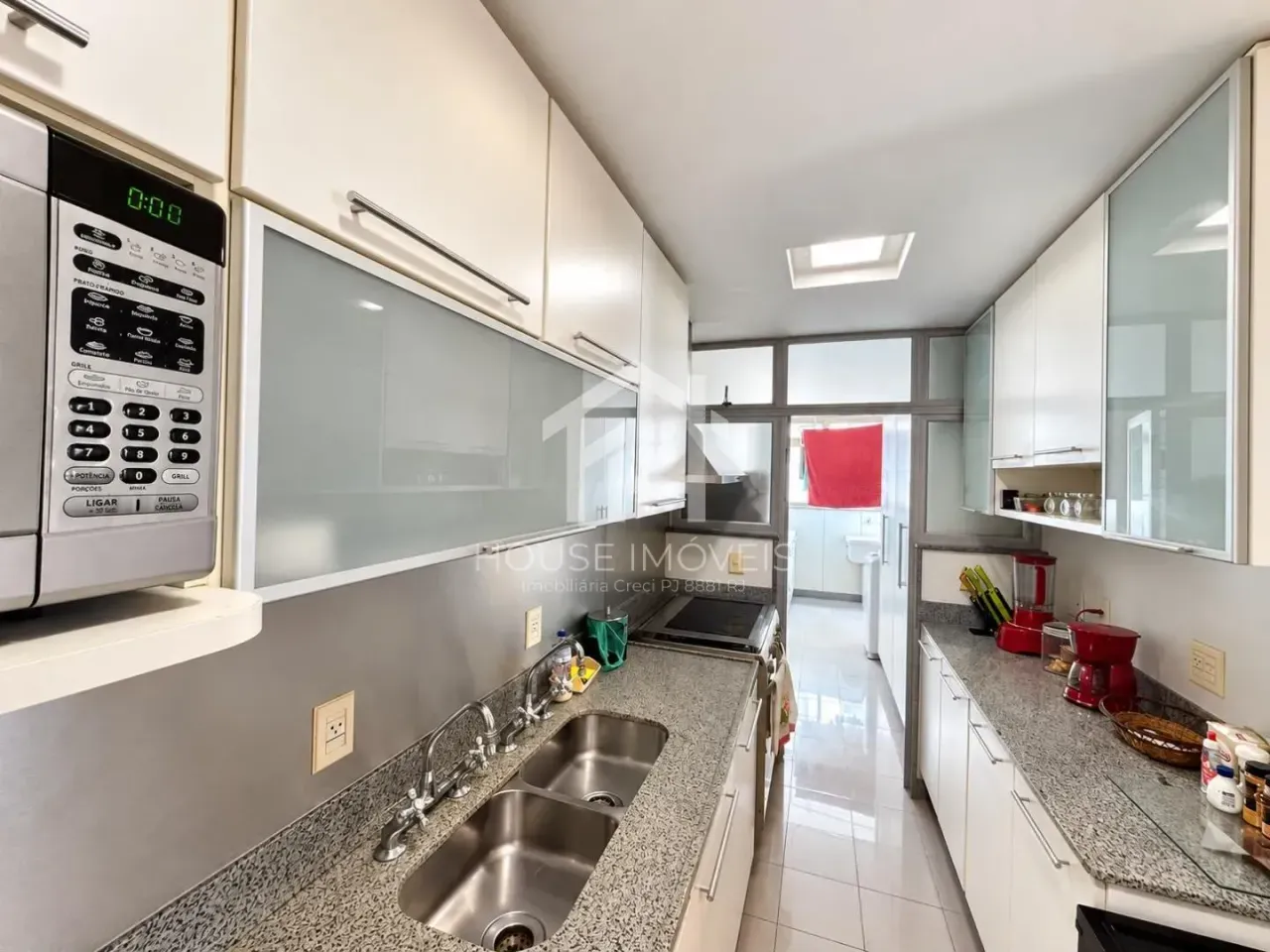 3-bedroom apartment with a water view in Rio de Janeiro — photo 38