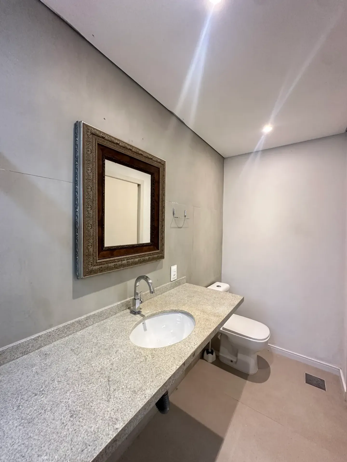 Casa de 320 m² com janelas do piso ao teto e lareira — photo 20