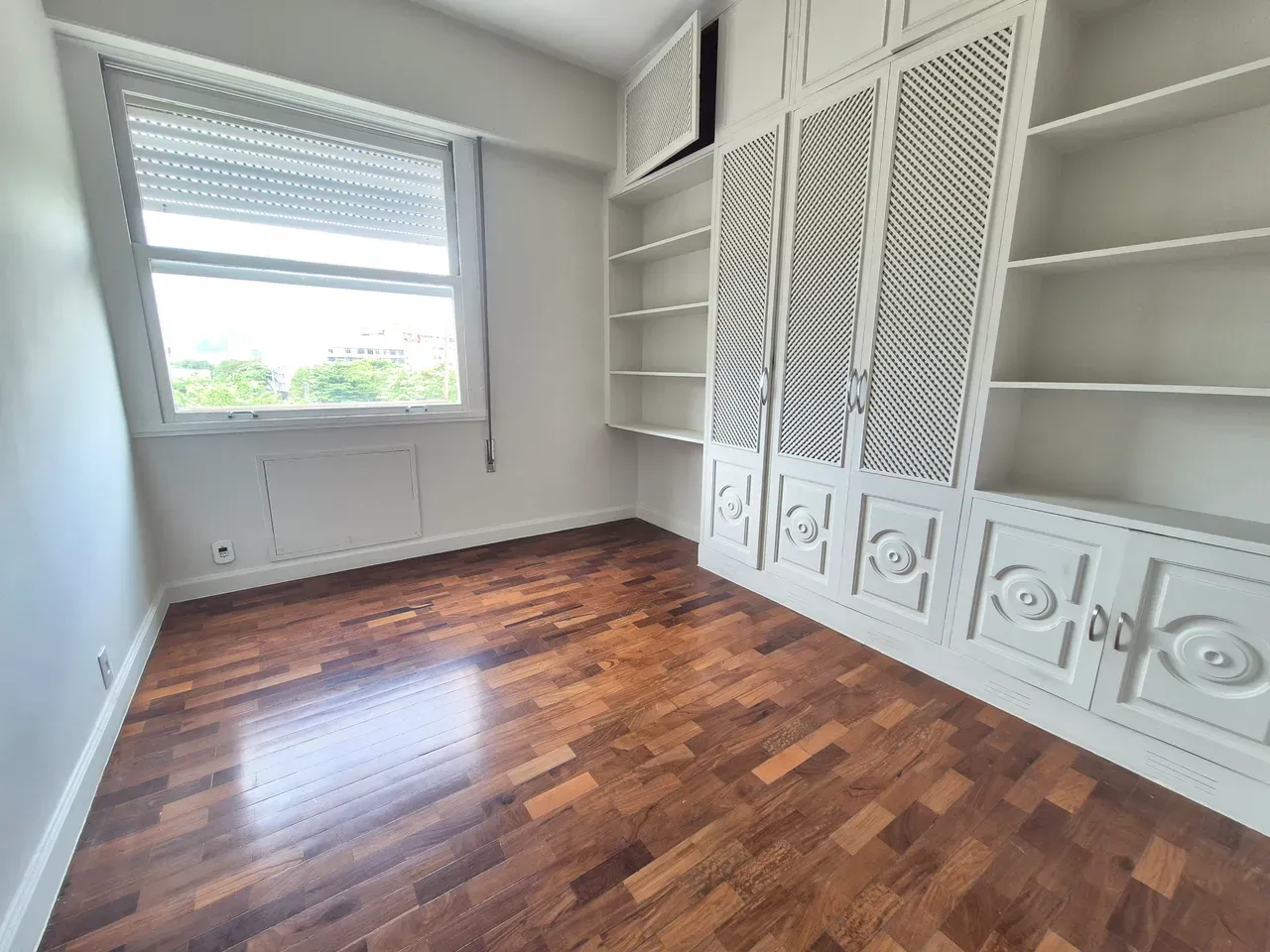 Unfurnished 4-bedroom apartment with a private garden — photo 22