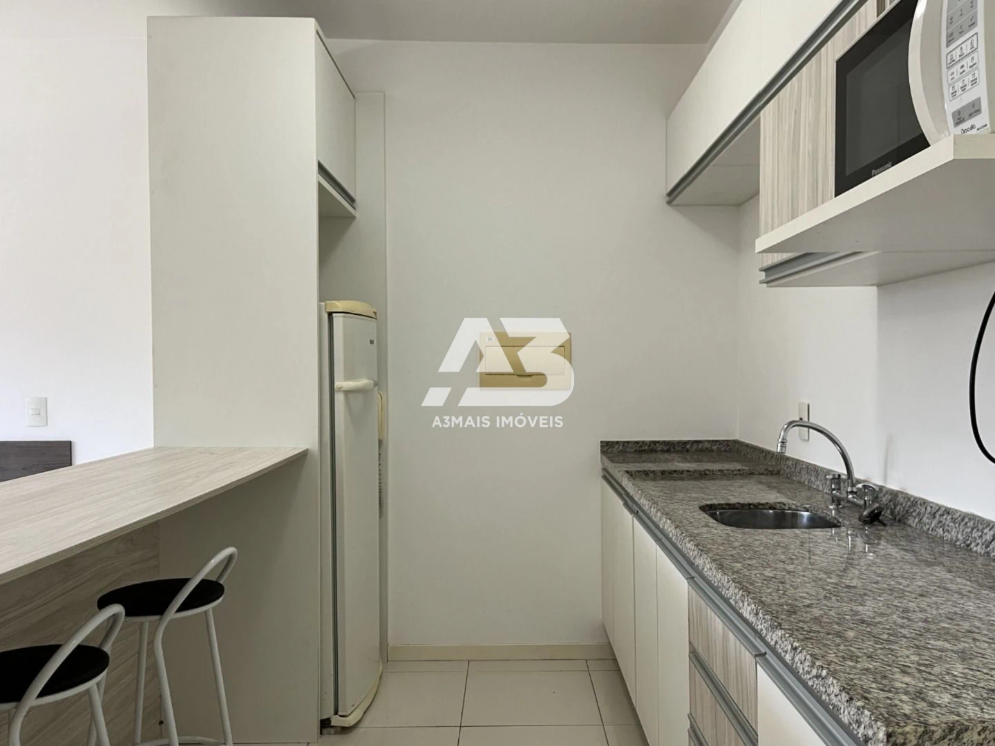 Furnished studio with open-plan kitchen and 1 bath