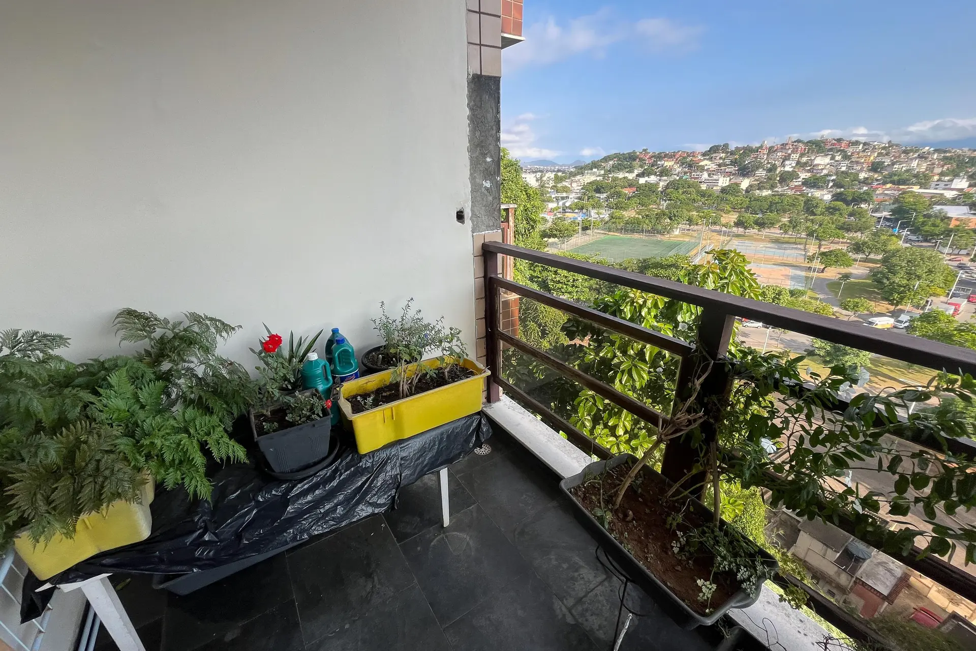 Furnished 3-bedroom apartment with laundry area — photo 30